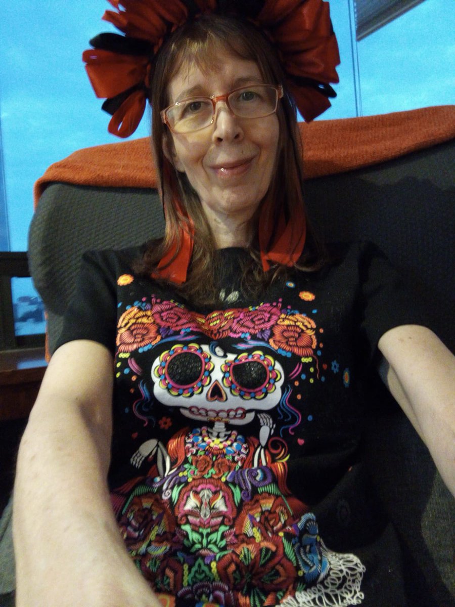 RoxanaKreimer's tweet image. Feliz a la vuelta del desfile del Día de muertos. Próx. sale video para el canal. Llevo puesta una imagen de catrina. Representan una burla a la vanidad y a las clases altas mexicanas que querían parecer europeas, recordando que ante la muerte todos somos iguales.
Amigos de…