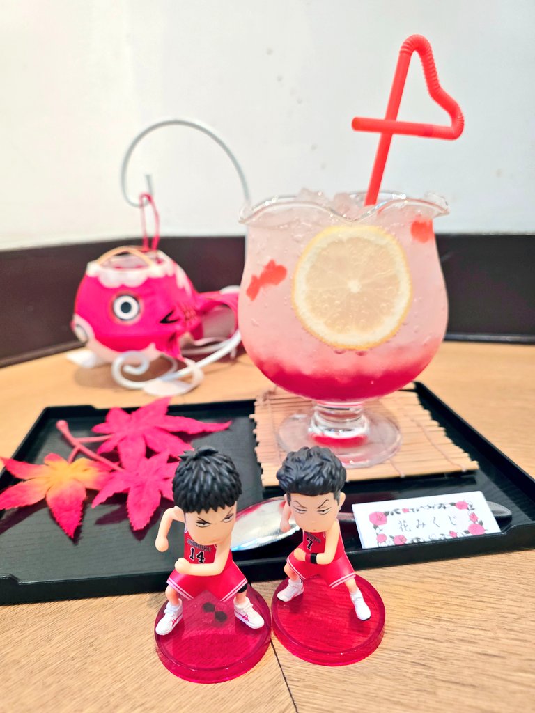 SD14mitsu's tweet photo. ザファ休暇中の三リョ活💚💜

金魚亭再チャレンジ✨前回赤頼もうと思ってたのに無意識のクセで推しグリーン(みついグリーンだけれどもw)を頼んでしまったのでリベンジ！
湘北レッドをちゃんと頼んだよー🔥
やっぱ三リョはレッドが似合うね❤️

るかわブルーも頼んだので流川たんに登場してもらった🦊 https://t.co/Tmb57EwUuu