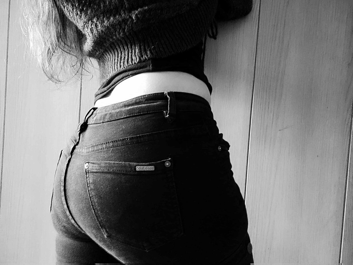 That booty… impossible not to look at 😉