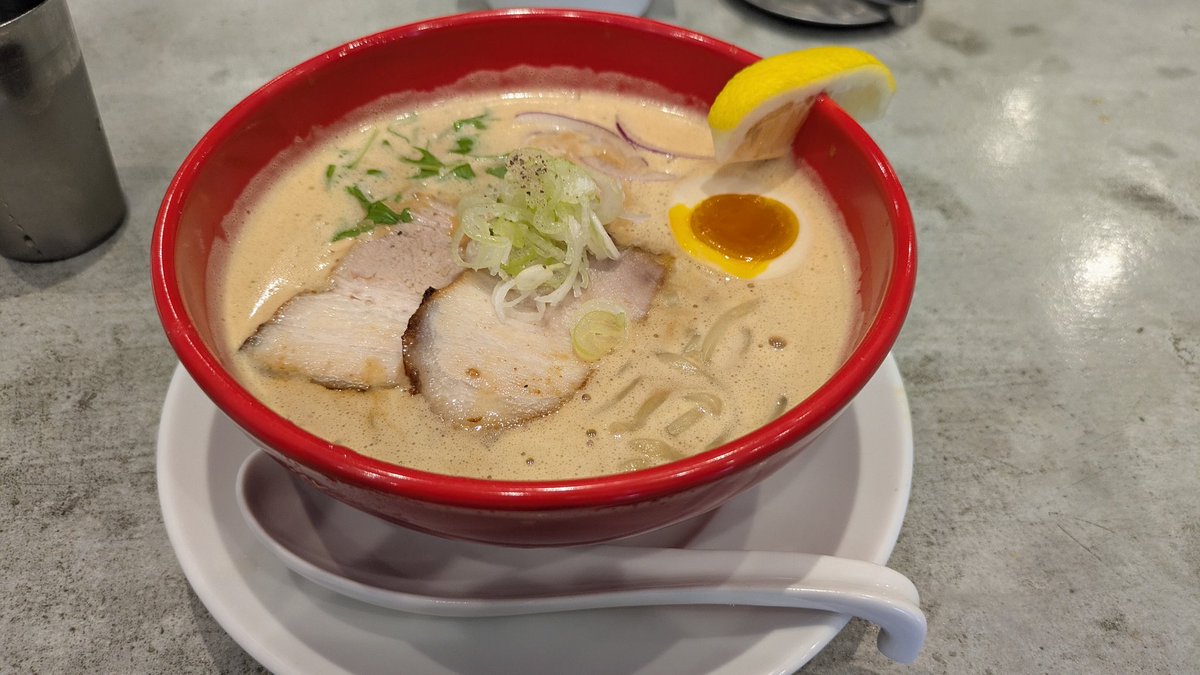 おはようございま〜ッス🖐️😀
昨日は連休初日
小雨からの久々の晴れ間に
恵まれて
いざ！ラーメン🍜旅へ 
頂いたのは
伊勢海老濃厚味噌ラーメン
濃いのか？👀と思ったら
旨味満載の食べやすい感じに
感動😆
味変のレモン🍋が
また！さっぱりして
旨し〜😋👍でした♪