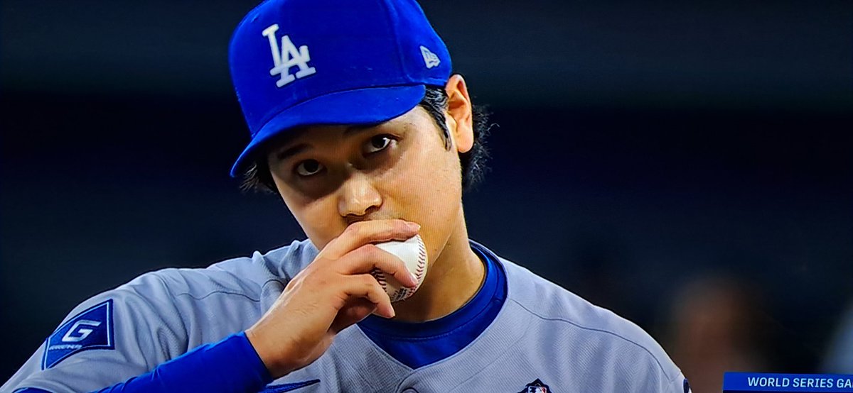 ImThatGReed's tweet photo. Wait, what is Ohtani doing to the ball? WTF  #Winitall #Dodgers  #LADvsTOR https://t.co/xKQChOUWbP