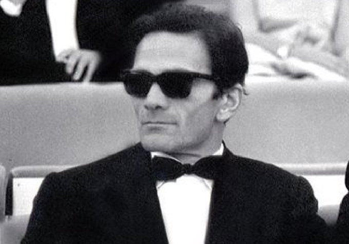 "La televisione è un medium di massa, e come tale non può che mercificarci e alienarci.

Oggi nel 1975 veniva assassinato il regista, sceneggiatore, giornalista e poeta #PierPaoloPasolini, vincitore di un Nastro d'Argento.

#2novembre, commemorazione dei defunti.