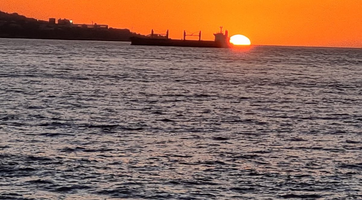Buenas  noches navegantes!
Nuevo atardecer en la Bahía de Valparaíso, Chile.
Imagenes desde Viña del Mar, el zoom revela detalles, como el buque entre el horizonte y el Sol y en la costa, la Escuela Naval Arturo Prat, en Playa Ancha.
<a href="/hacerfotos/">Antonio (@hacerfotos)</a> <a href="/Havenlust/">Scott</a> <a href="/BSapag/">Belen Sapag M.</a> <a href="/8ntmuch/">Garrick</a>