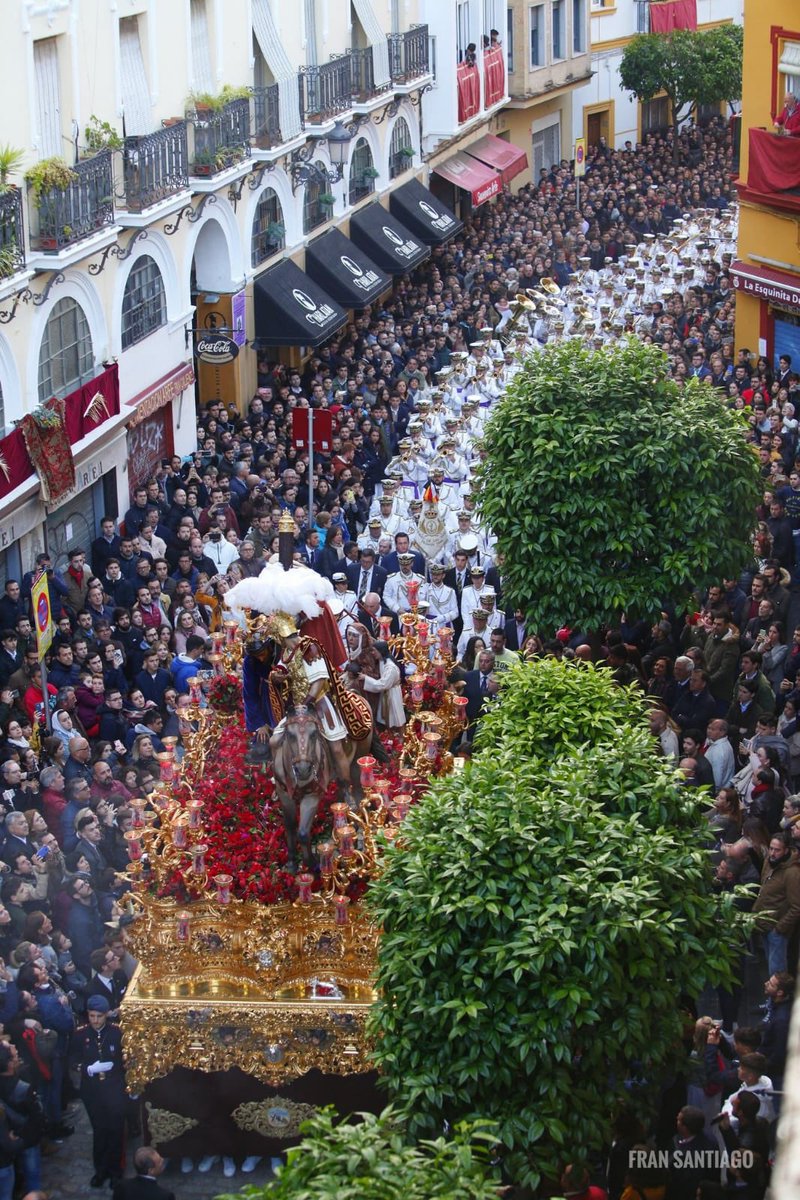 En la calle, a la Esperanza de Triana le han cantado desde el Coro de Julio Pardo a los Cantores, la han portado los costaleros del Cristo, los Ceballos al martillo.. todo el mundo ha tenido su momento para mostrarle su forma d entender la fe, excepto un colectivo.

¿Sabéis cuál?