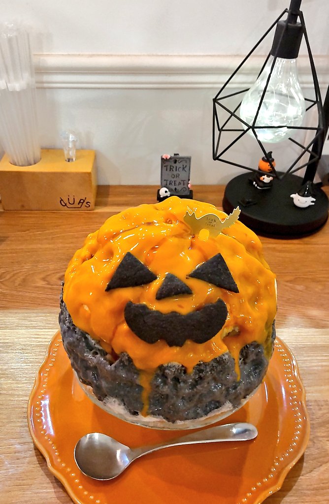 mayu_i_712's tweet image. 暑い間は、席が全然とれなかったけど、昨日通りかかったら、予約なしでも入れるとのことで、頂きました！カボチャと黒ゴマの氷、めちゃめちゃ美味しかったです🎃
#cups さん