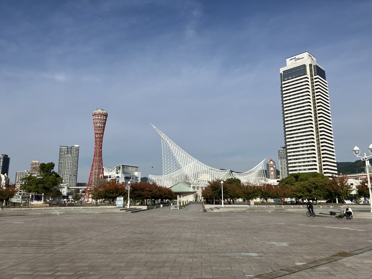 tripstar0522's tweet image. #朝ラン しました。

ベイエリア方面へのしごまえジョグ。いつもとは逆回りのコースです。
国際会館付近で、変わったマンホール🕳️を見つけました。『測量基準点』って？🤔

コース
三宮→元町駅→ハーバーランド→かもめりあ→メリケンパーク→京橋→神戸税関→三宮

👟→ #HOKA   #SKYFLOW