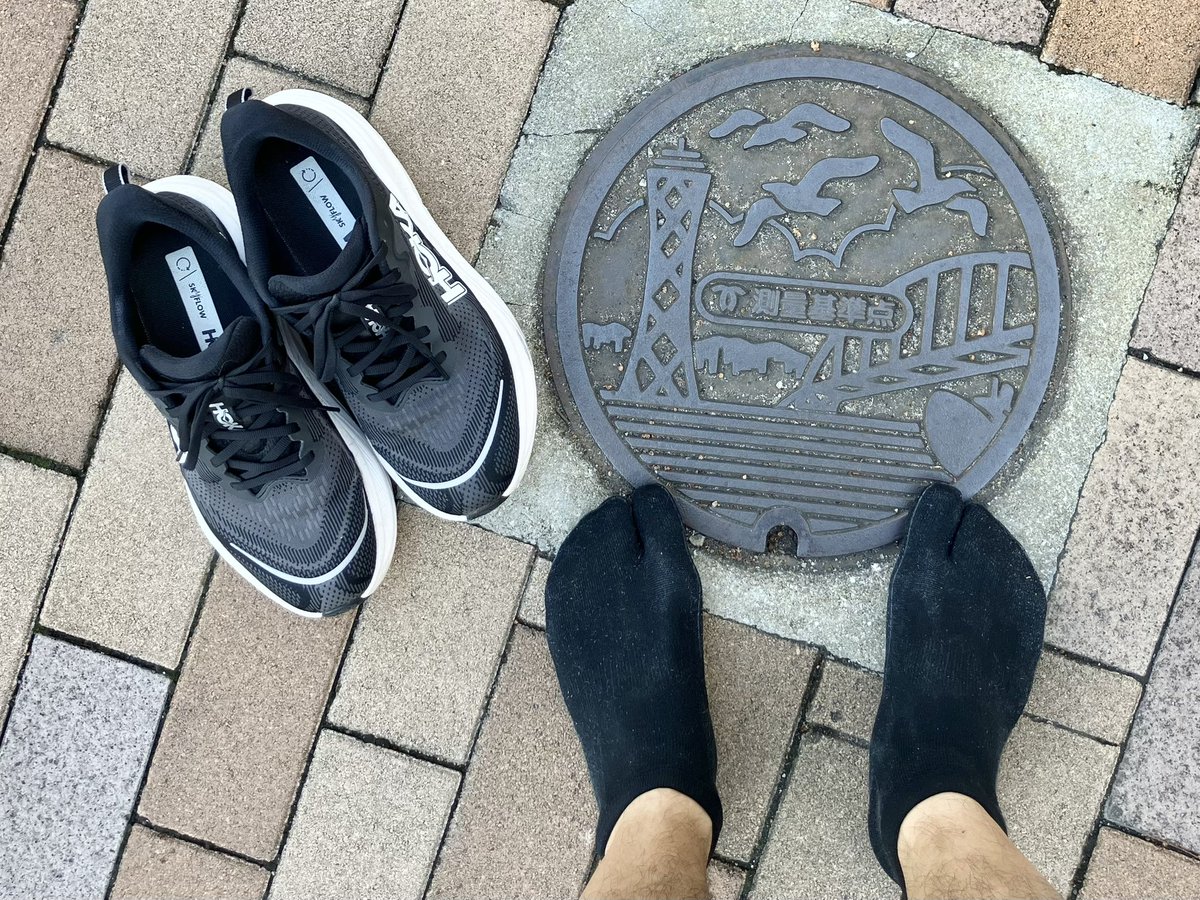 tripstar0522's tweet image. #朝ラン しました。

ベイエリア方面へのしごまえジョグ。いつもとは逆回りのコースです。
国際会館付近で、変わったマンホール🕳️を見つけました。『測量基準点』って？🤔

コース
三宮→元町駅→ハーバーランド→かもめりあ→メリケンパーク→京橋→神戸税関→三宮

👟→ #HOKA   #SKYFLOW