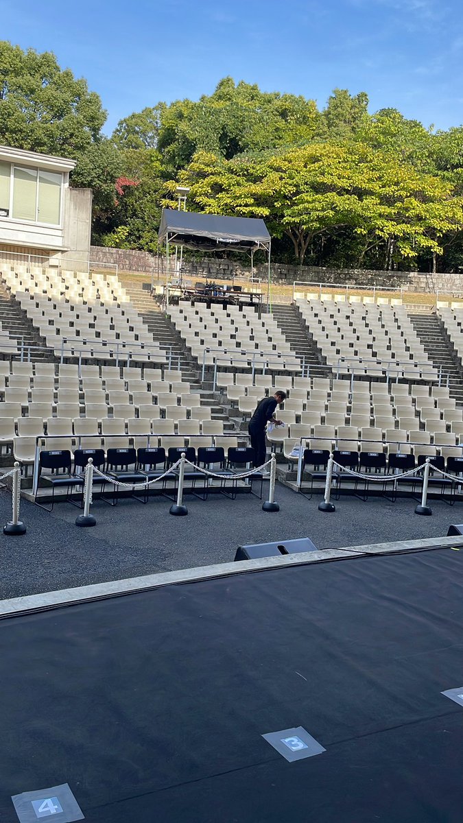 リハーサルが間も無く始まります！準備は順調です！
今客席準備していますが…
野外音楽堂の席は雨が染み、拭いても水が滲み出ます😭お越しの際はビニールやクッション等お持ちいただくとお尻が濡れないので！対策お願いします！
#いぎなり東北産 #Girls2 #juicejuice