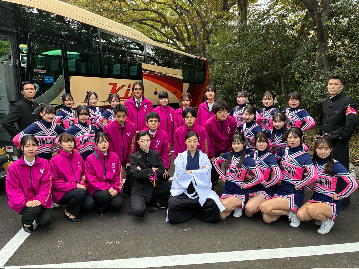 inyuukai's tweet photo. 全日本大学駅伝、上がってきましたね！！　全學應援團も、熱田神宮付近での応援を終えて、現在伊勢へ移動中。#全日本大学駅伝 #國學院大學 https://t.co/KHFKzZssDY