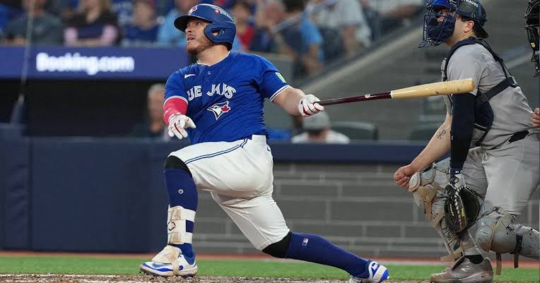 Imposible definir lealtades en esta Serie Mundial:

Los #Dodgers haciendo homenaje en el uniforme al Toro Valenzuela 🇲🇽

Los Azulejos #WantItAll con Alejandro Kirk 🇲🇽 

Encima Juego 7 y ambos equipos jugando a tope… qué gozada esta noche de béisbol  ⚾️