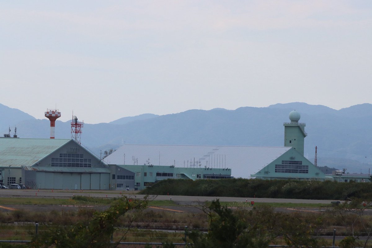 KentaAna747's tweet photo. 入間基地の航空祭での展示機として
小松基地からのF-15はキャンセルっぽいなぁ😓😓
格納庫閉まってるし機体すら出てない。
#入間基地 #入間基地航空祭2025 https://t.co/kzZabAUwrx