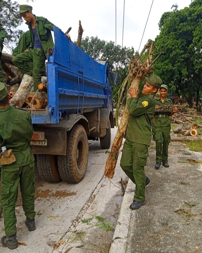 ¿Alguien duda que nuestro ejército es el pueblo uniformado?
#FuerzaCuba #Cuba #CDRCuba <a href="/MinfarC/">Minfar_Cuba</a>