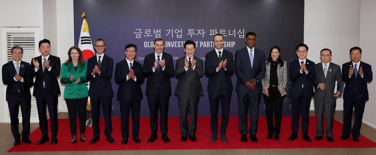 <2025 APEC 정상회의, 산업·통상 분야 성과 보고 ①>
90억 달러(13조원)규모의 글로벌 기업 투자를 유치했습니다. 10.29 대통령님과 진행한 글로벌 기업 투자 파트너십에서 AWS, 르노, 지멘스헬시니어스 등 7개사가 향후 5년간 총 90억 달러의 한국 투자 계획을 발표했습니다. facebook.com/share/p/1Crcn5…