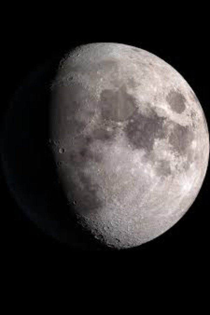 La #Luna no pregunta, solo observa y eso a veces asusta🌘