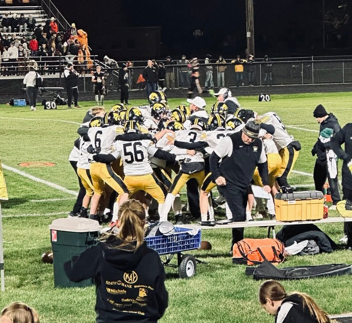 mburv16's tweet photo. nothing but proud, wildcats 🖤💛🏈 #gocats #fiftyfive @BrendanM_95 https://t.co/hziXhrv75H