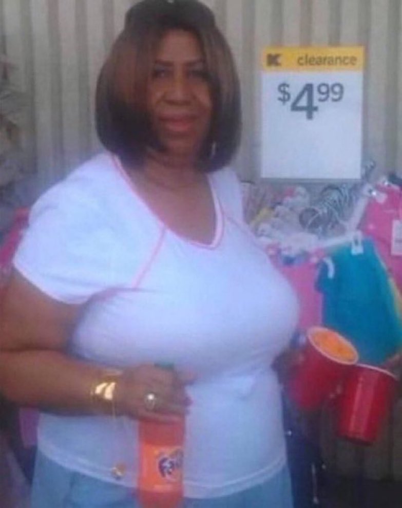 amando ver tres graças c meu irmao me fazendo uma pergunta a cada cena me sinto uma senhora