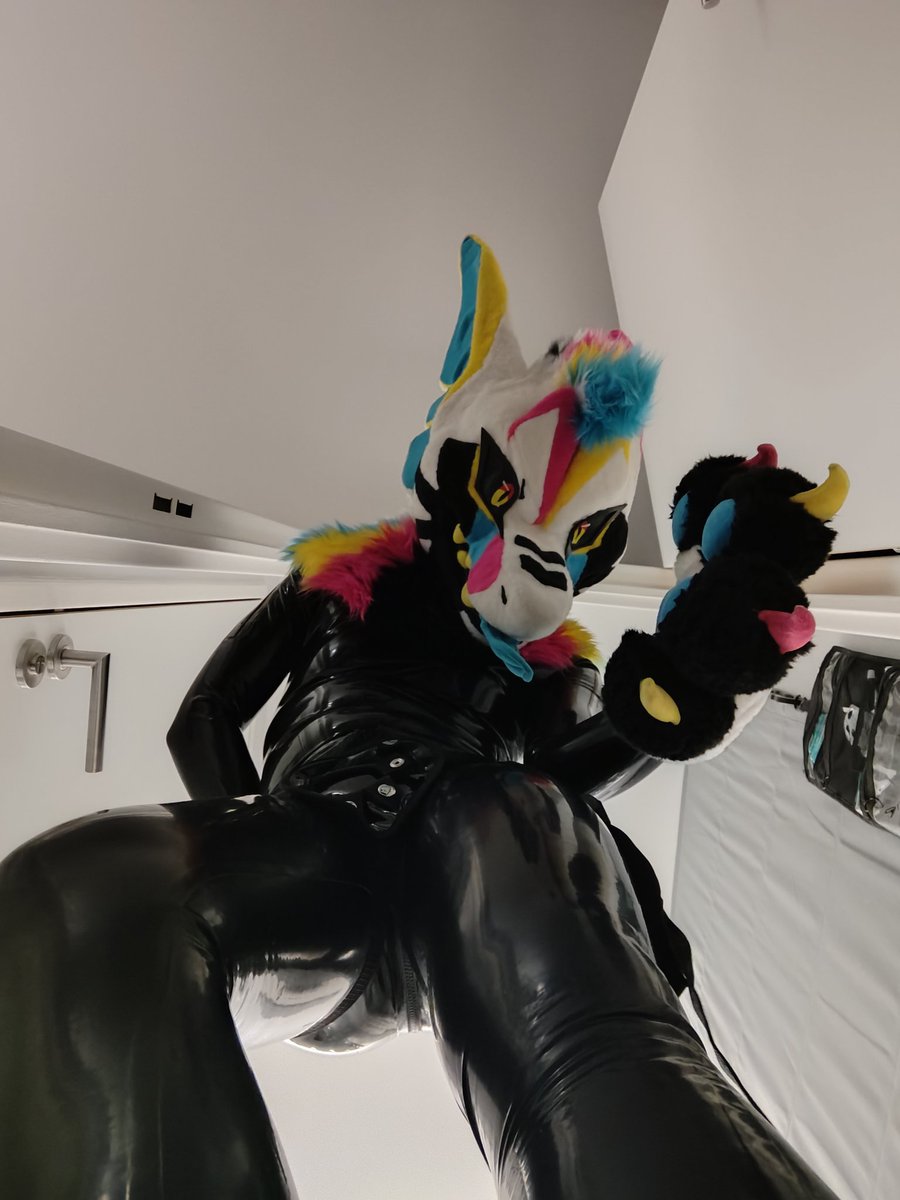 And yes, I had my fun there 🖤 Can't wait to show you guys the cool stuff I got out of it 🤫