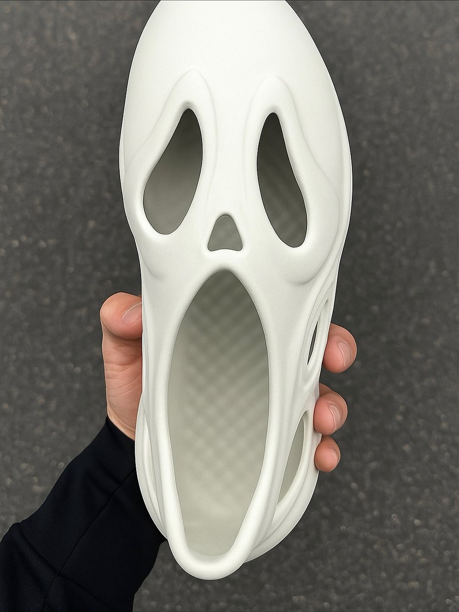 JustFreshKicks's tweet image. YEEZY SCREAM RUNNER by SaffyCreatives 😱