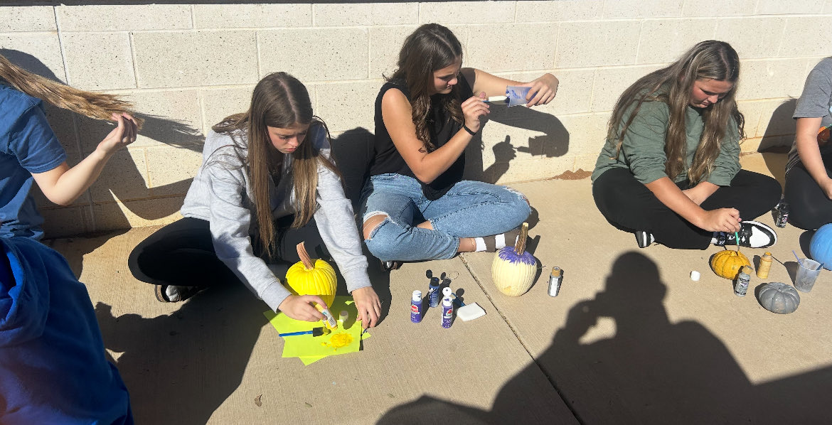 TexanSoftball's tweet image. Pumpkins + paint + players = tradition! Lots of creativity at the annual pumpkin painting contest. #TexanSoftball #FallFun