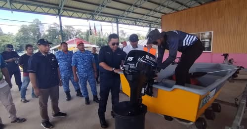 RADIO AMATUR TANGANI MASALAH KOMUNIKASI KETIKA BANJIR
inisiatif dilakukan dengan kerjasama kelab radio amatur yang terdiri daripada penduduk kampung di daerah ini bersama pasukan keselamatan termasuk polis, bomba dan APM. l.facebook.com/l.php?u=https%…