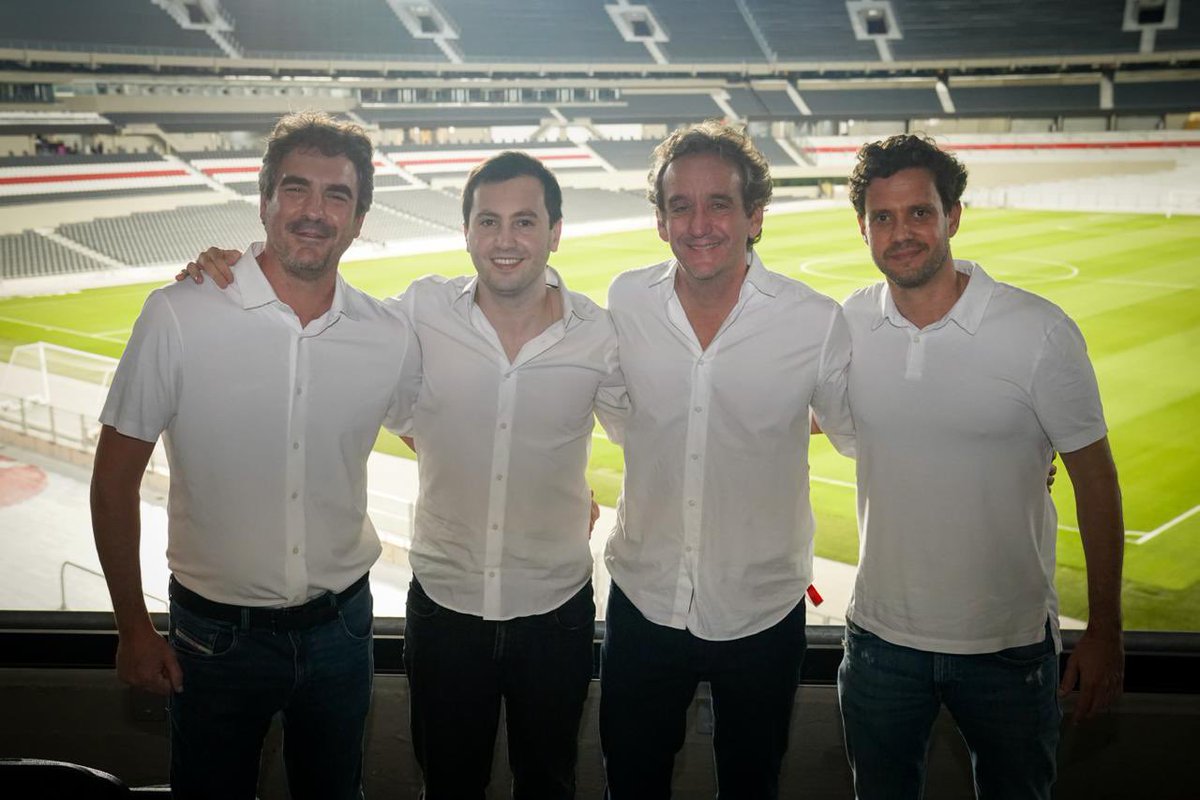 Gracias a todos los socios y socias que se acercaron a votar y fueron parte de una jornada récord en nuestra casa. También a los fiscales y presidentes de mesa de <a href="/FilosofiaRiver/">Filosofía River</a> y de los demás espacios por su compromiso con otra gran jornada democrática riverplatense.

Gracias