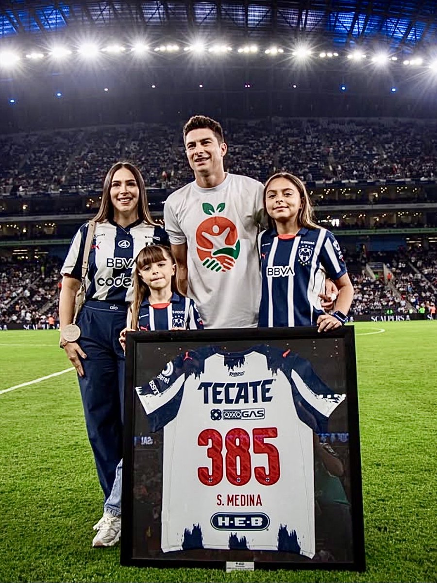 👏 Honor a quien honor merece: Stefan Medina recibiendo un reconocimiento por ser el extranjero con más partidos en la historia de #Rayados