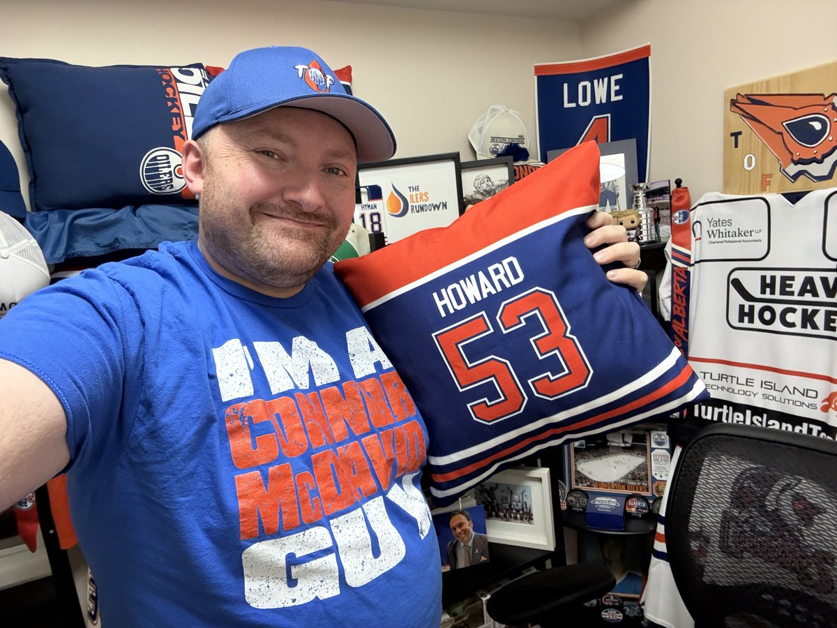 The newly setup Fanatic Studio 🏒🏒

Featuring <a href="/RussJerichoArt/">Russ Jericho</a>’s latest amazing work, my new Ike Howard pillow!!More stuff on the way to share too 😉

Grab your merch here: teepublic.com/user/russjeric…

And here: redbubble.com/people/IAmAlex…

#LetsGoOilers