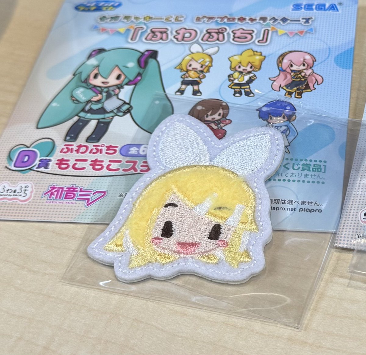 nekko_trd's tweet photo. 【交換】
セガ ラッキーくじ
ピアプロキャラクターズ「ふわぷち」

»譲
D賞　ふわぷちもこもこステッカー　リン

»求
Ｅ賞　缶バッジ　リン

他の皆は揃っているので、最後にリンちゃんの缶バッジ探しております。
検索からも遠慮なくお声がけください。
よろしくお願いいたします୧( "̮ )୨ https://t.co/ylZaP425wn
