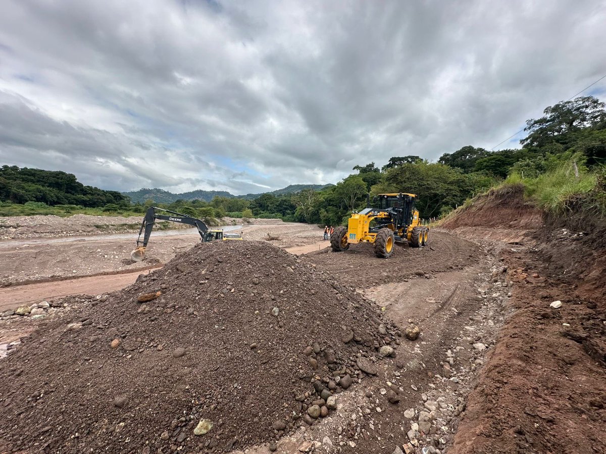 warren_ochoa's tweet photo. El equipo del pueblo a través del programa Carreteras Democráticas Xiomara Castro, ha rehabilitado el paso a San Lucas que conduce a 11 comunidades Maya Chortí en Copán Ruinas. @SITHonduras https://t.co/PNSqqWMO7t