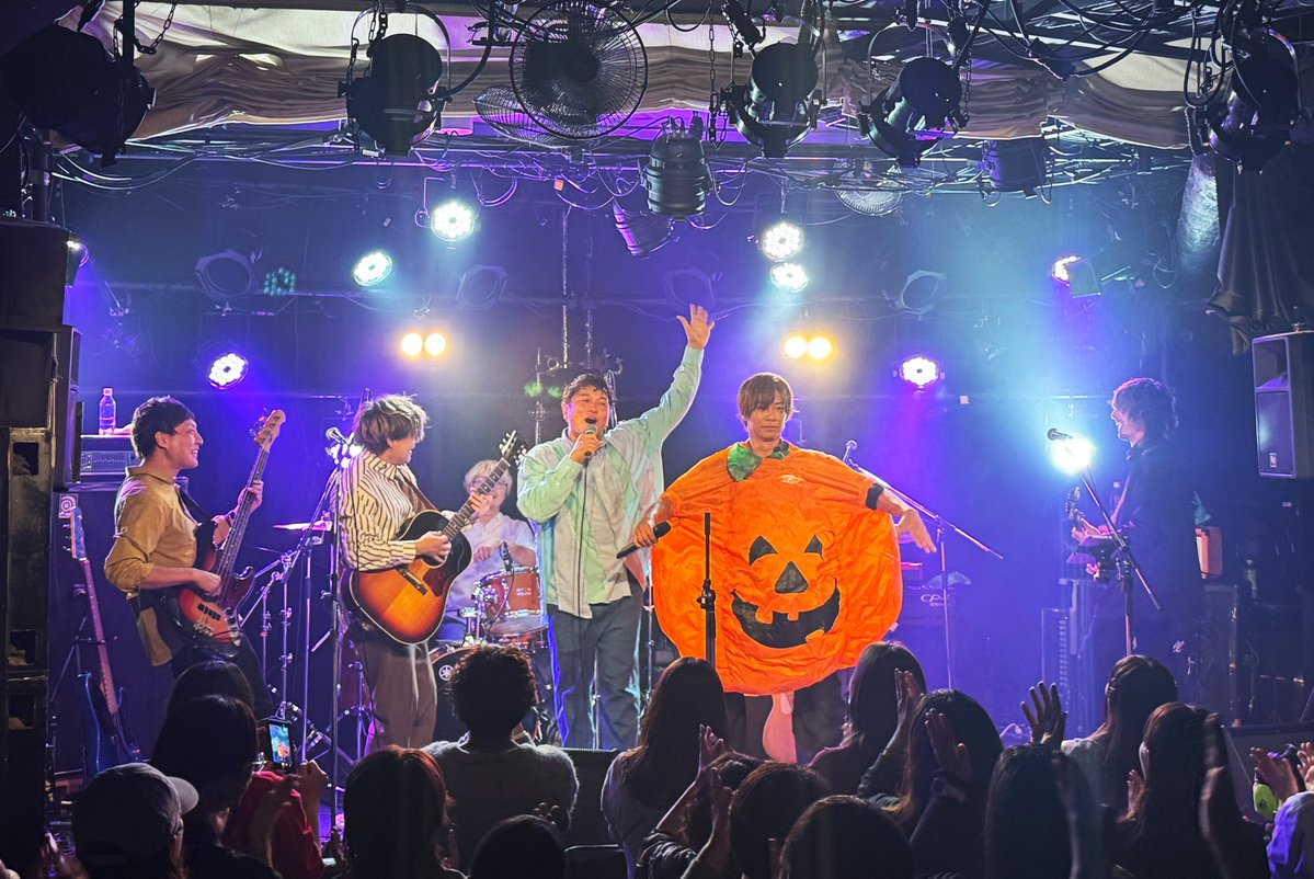 sacra_official's tweet image. 昨日、11/1(土)名古屋HeartLand
昼公演、夜公演にご来場くださった皆様、
共演してくださった、#ZILCONIA @ZILCONIA_info の皆様、
sacraのサポートメンバー、Gt. #アオキサトシ さん、Dr. #中村皓 さん、Key. #ツタナオヒコ さん、
HeartLandの皆様、スタッフの皆様、ありがとうございました！