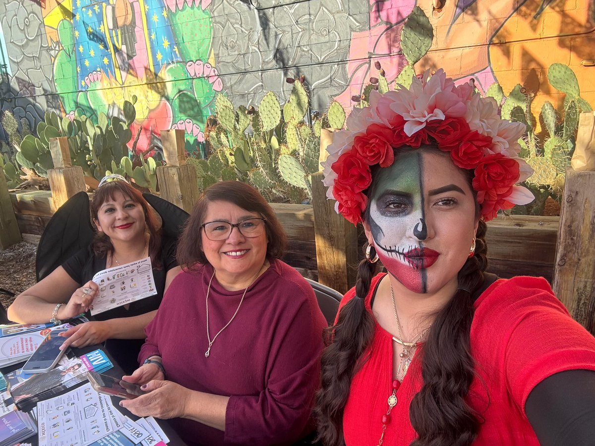 ConsulMexAlb's tweet photo. 🎉 ¡Hoy celebramos el gran Día de Muertos en Albuquerque, Nuevo México!

Nuestro #TeamAbq 🇲🇽 @SRE_mx @IME_SRE estuvo presente, representado por la Cónsul Adscrita Dulce Zamora Lezama (@DZamoraLezama) en el Festival del Día de Muertos organizado por #TheABQCollective

Un encuentro lleno de tradición, música y arte para honrar la memoria de nuestros seres queridos. 🌼✨

🎭 Programa del festival:
• Presentaciones del Ballet Folklórico Fiesta Mexicana 💃🏻
• Mariachi Albuquerque High 🎺
• Concurso de Catrinas y Catrines 💀
• Danza de Matachines San Martín de Porres 
• Piñatas, rifas, actividades familiares y mucho más 

📍 1321 Eubank Blvd NE, Albuquerque, NM
🕓 Hasta las 10:00 p.m.
🎟️ Evento gratuito

Agradecemos la invitación a The ABQ Collective por abrir este espacio comunitario donde la cultura mexicana ilumina corazones en Nuevo México. 🇲🇽💖

#DíaDeMuertos #MuchoMéxicoEnNuevoMéxico #ConsulMexAlb @TelemundoNM