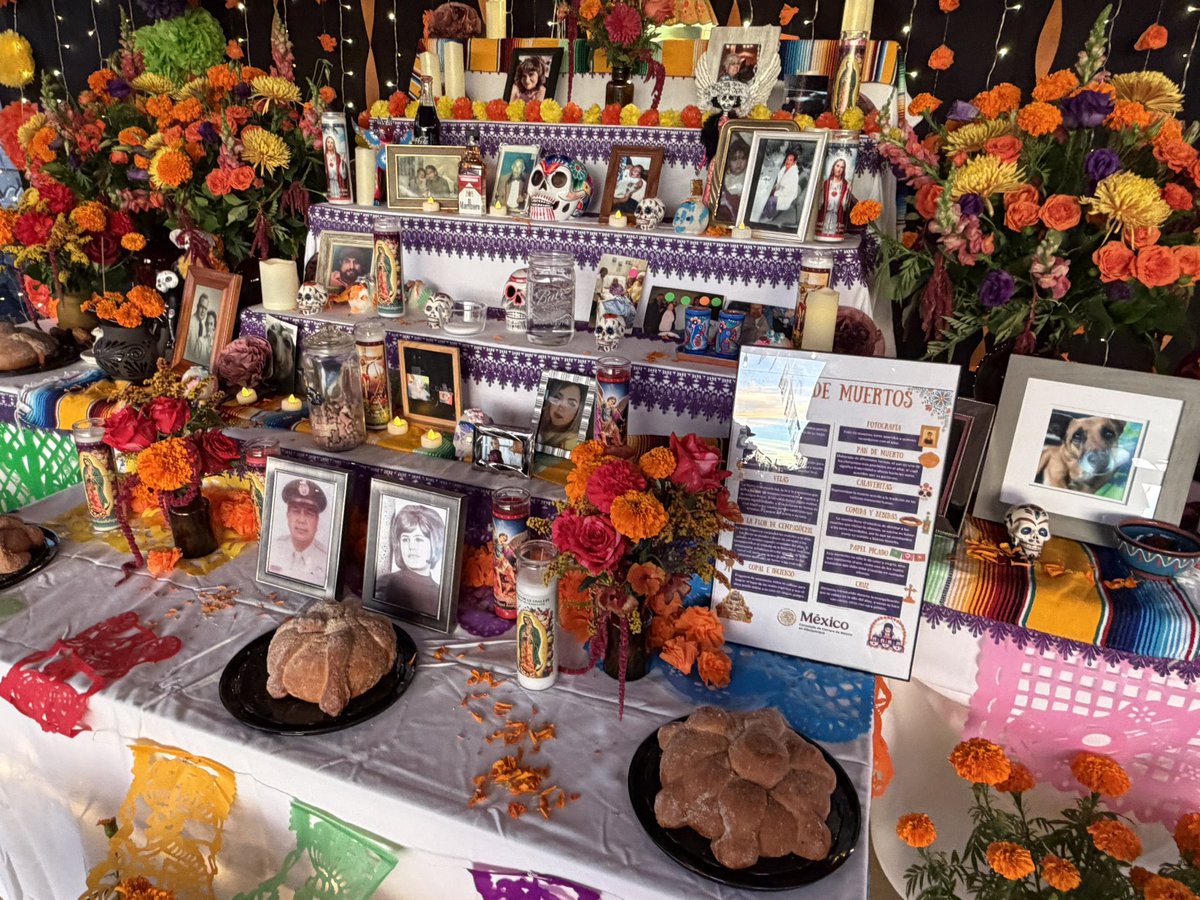 ConsulMexAlb's tweet photo. 🎉 ¡Hoy celebramos el gran Día de Muertos en Albuquerque, Nuevo México!

Nuestro #TeamAbq 🇲🇽 @SRE_mx @IME_SRE estuvo presente, representado por la Cónsul Adscrita Dulce Zamora Lezama (@DZamoraLezama) en el Festival del Día de Muertos organizado por #TheABQCollective

Un encuentro lleno de tradición, música y arte para honrar la memoria de nuestros seres queridos. 🌼✨

🎭 Programa del festival:
• Presentaciones del Ballet Folklórico Fiesta Mexicana 💃🏻
• Mariachi Albuquerque High 🎺
• Concurso de Catrinas y Catrines 💀
• Danza de Matachines San Martín de Porres 
• Piñatas, rifas, actividades familiares y mucho más 

📍 1321 Eubank Blvd NE, Albuquerque, NM
🕓 Hasta las 10:00 p.m.
🎟️ Evento gratuito

Agradecemos la invitación a The ABQ Collective por abrir este espacio comunitario donde la cultura mexicana ilumina corazones en Nuevo México. 🇲🇽💖

#DíaDeMuertos #MuchoMéxicoEnNuevoMéxico #ConsulMexAlb @TelemundoNM