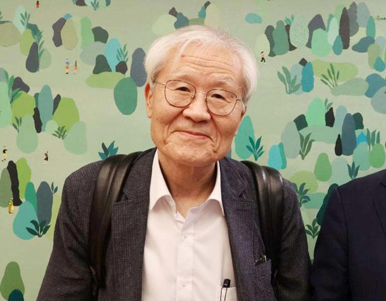 조갑제 “트럼프가 윤 전 대통령 옥중서 구출?... 전한길 같은 극우 똘끼 새키들은 역사의 바퀴벌레”
"트럼프가 와서 윤썩을 놈을 옥중에서 구출할 것, 중국이 부정선거 원흉, 계엄령이 계몽령이라는 소음에 귀 기울여 줄 분위기가 아니었다."
이 할배도 저런 허무맹랑한 말에 일말의 기대를 했었나?