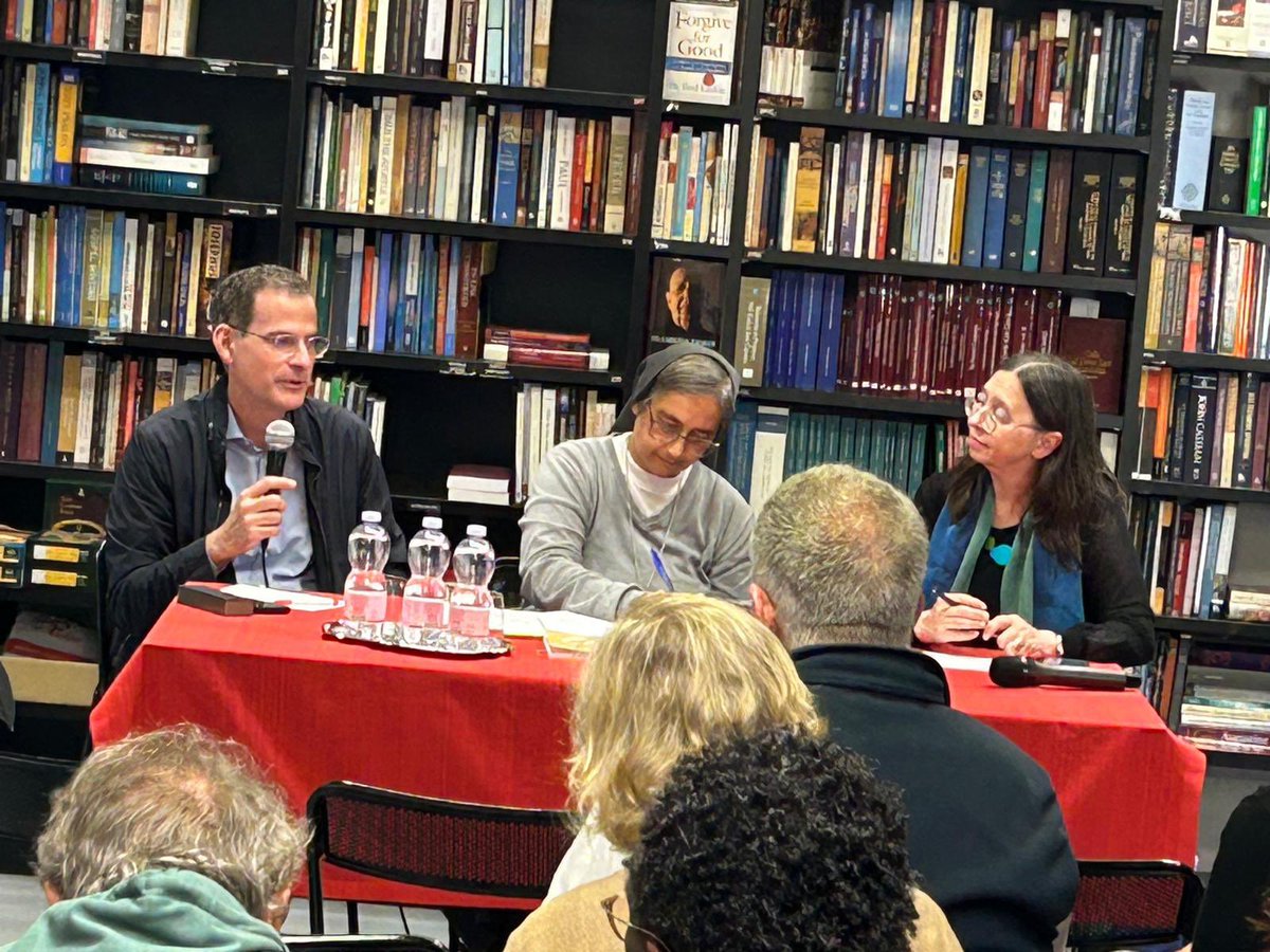 rafluciani's tweet image. 📘 Presentamos en Roma las colecciones “Passi di sinodalità” @Ed_Queriniana 🇮🇹 y “Cuadernillos de sinodalidad” @eclaretiana 🇪🇸, editadas por @serenanoceti y Rafael Luciani. Más de 30 teólogos, teólogas, canonistas y pastoralistas de varios continentes se unen en este proyecto…