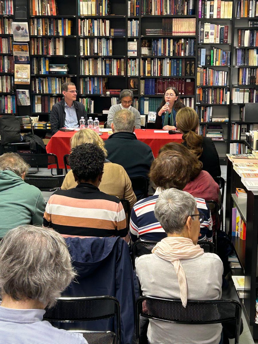 rafluciani's tweet image. 📘 Presentamos en Roma las colecciones “Passi di sinodalità” @Ed_Queriniana 🇮🇹 y “Cuadernillos de sinodalidad” @eclaretiana 🇪🇸, editadas por @serenanoceti y Rafael Luciani. Más de 30 teólogos, teólogas, canonistas y pastoralistas de varios continentes se unen en este proyecto…