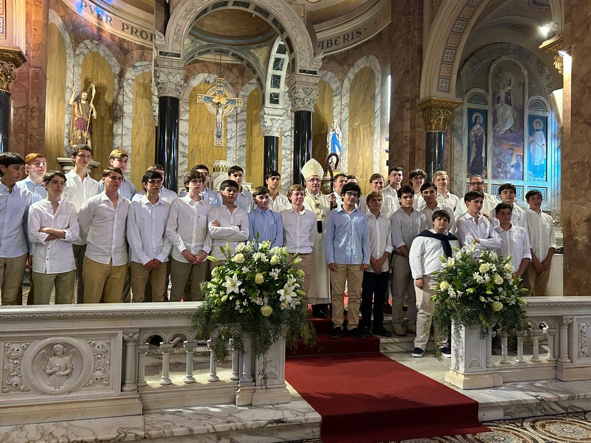 En la parroquia San Juan Bautista confirmaciones de chicos del colegio Monte VI.