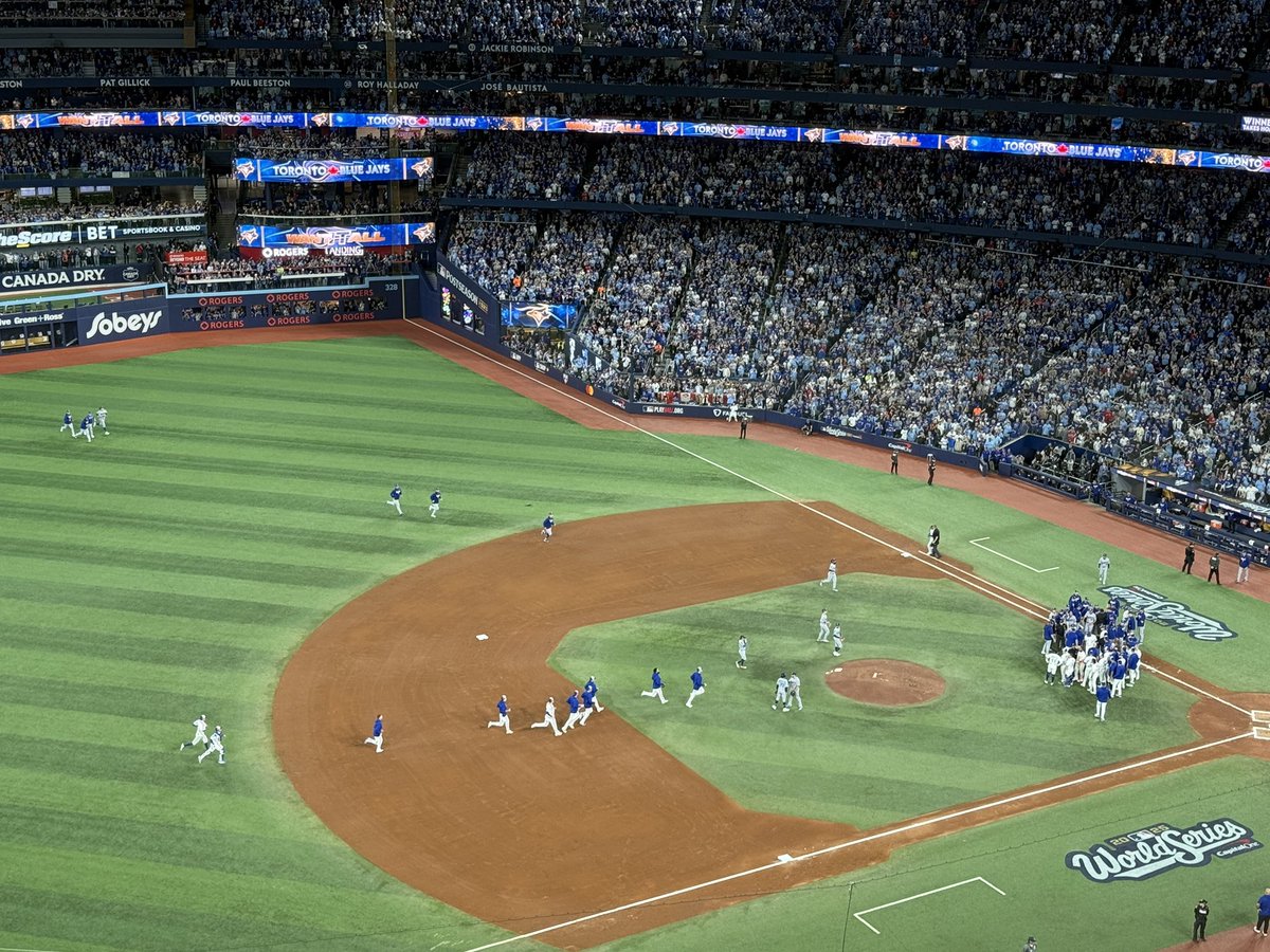 The benches have cleared

The bullpens have cleared

Game 7 has become unglued after Andrés Giménez was hit by a pitch. And the crowd is going crazy.