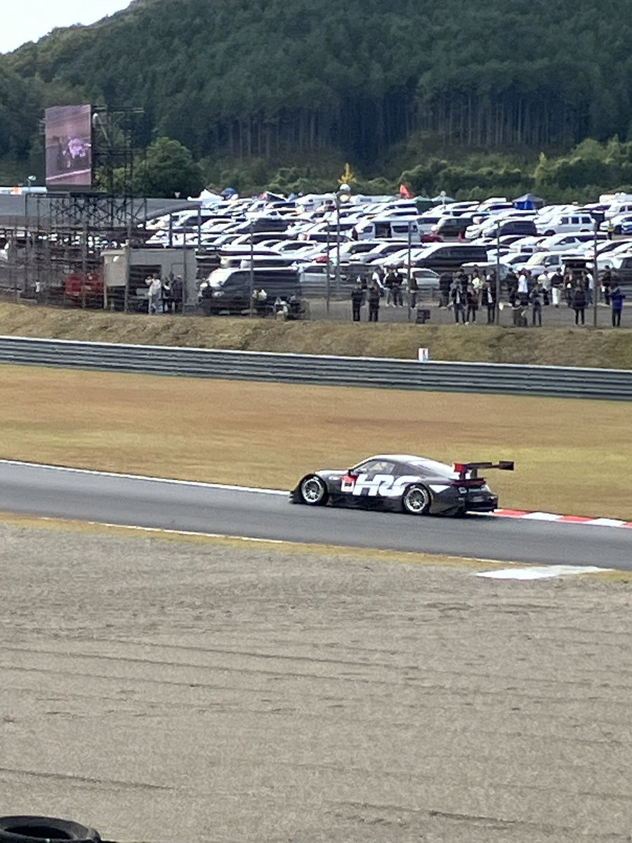 メインレース前に来季から新型マシン、
プレリュードGTがお披露目走行