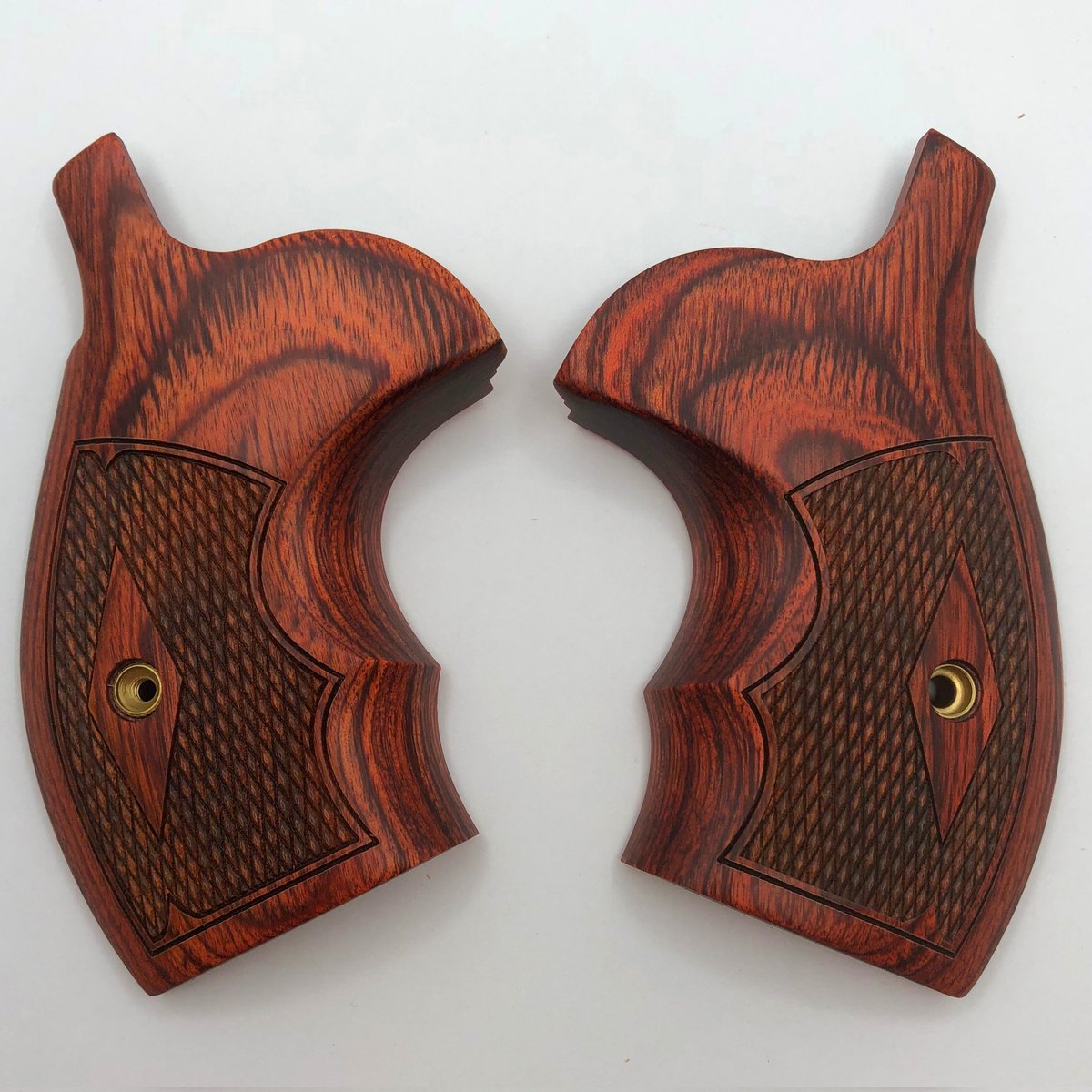 WashingtonGen2's tweet image. 【待望の再入荷が実現！】 #アルタモント 製品
S&amp;amp;W PERFORMANCE CENTER M19 CARRY COMPに純正装備されているK/Lフレームラウンドバット用ブーツグリップ ダイヤチェッカー スーパーローズウッド！

ブーツ形状で高さ寸法がグリップフレームと同じというコンパクトさ！…