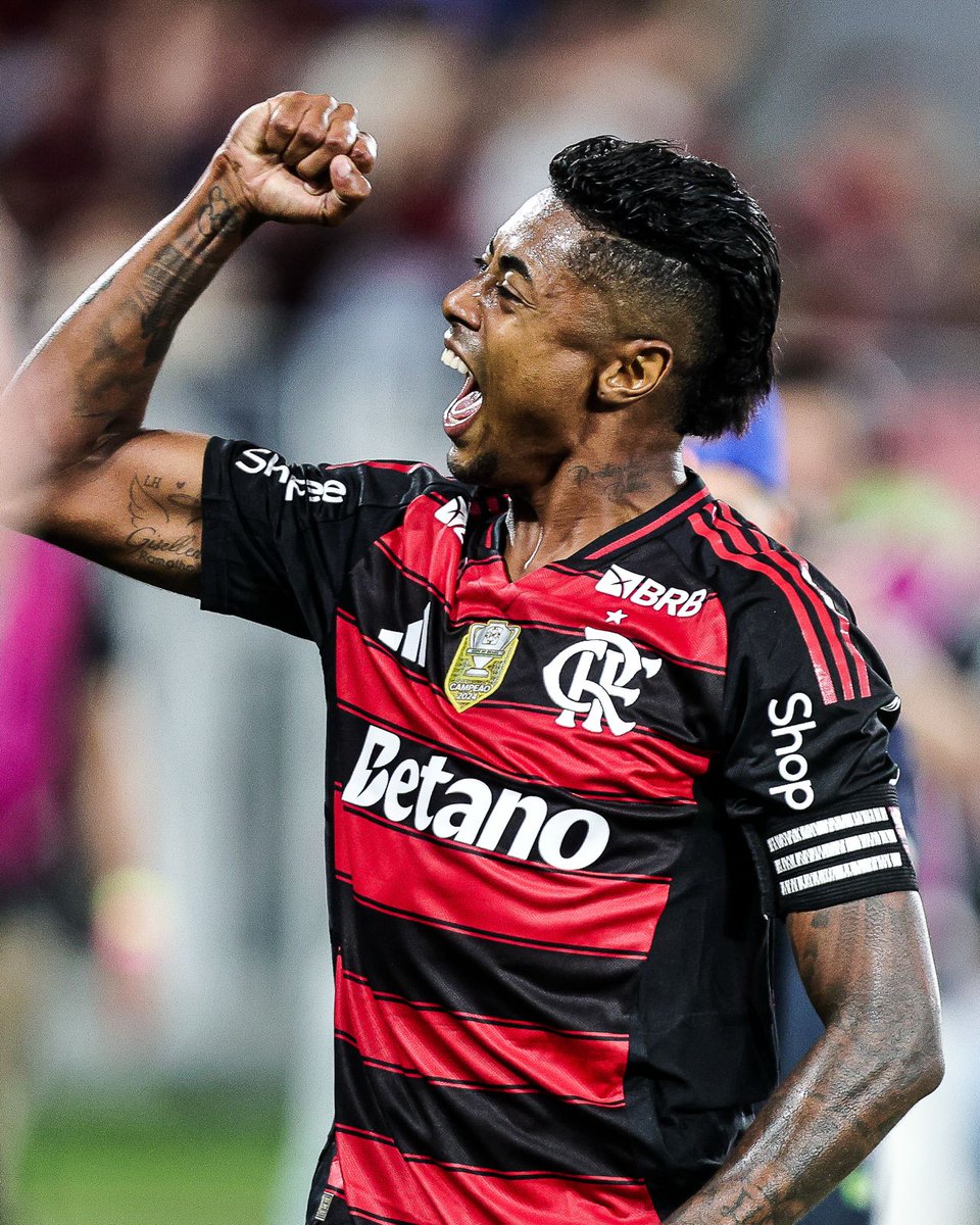 Flamengo's tweet photo. Não foi TBT! Os dois primeiros do Mengão foram dele: BH27!

#pics #FLAxSPT https://t.co/0xTWlu4eYQ