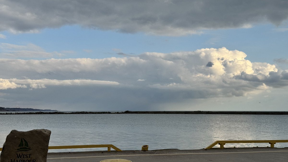 beckles88's tweet photo. @ICWR this little guy was a surprise on my way home. I was at the boat launch in Port Stanley looking SW from around 4:12pm-4:17pm EST.  According to radar it was about 19Km SW of me and just south of Port Bruce. Last picture is of the clouds right after #portstanley #onwx https://t.co/IiCYikgQXW
