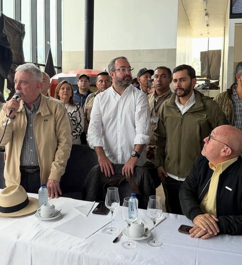 Muy chistoso, curioso y asqueante, una reunión de expresidiarios 🤣🤣🤣🤣