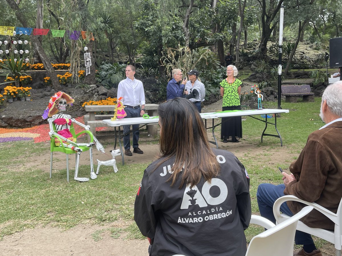 Gracias a nuestro Alcalde <a href="/LopezCasarinJ/">Javier López Casarín 💥🚀</a> por inaugurar el Altar de Muertos en el Parque Barragán.