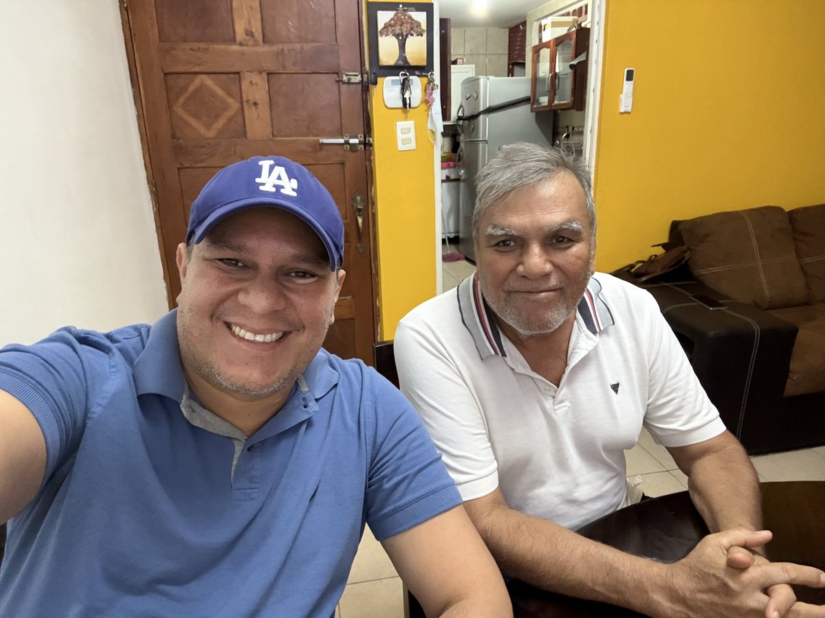CarlosFlores_C's tweet photo. Viendo el béisbol con mi padre. 
Carlos Flores Hernández.

En familia sabe mejor. 

Saludos desde el Estado de Veracruz. Hogar de grandes beisbolistas. 

 #lacasadelbeisbol https://t.co/0JD4Iian8U