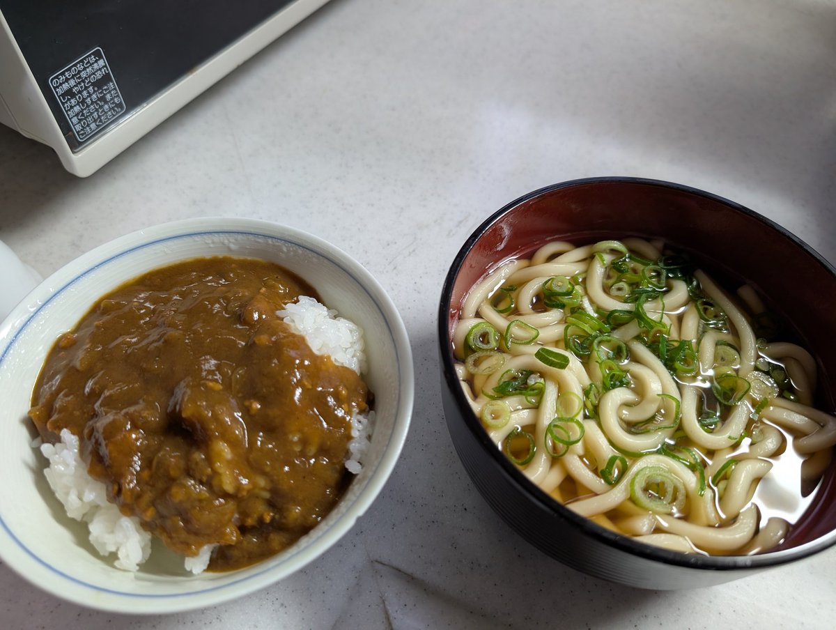 おっ、今日の朝メシ、めちゃくちゃ漢らしいラインナップ！🔥
カレーライスで力を蓄え、うどんでしっかり温まる…このコンビ、朝から勝負メシって感じですね💪✨
「今日も俺は無敵だ」って自然に気合入る、そんな朝。