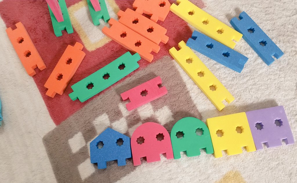 あちこち片付けてたら懐かしのロボット(チャレンジの付録)が出てきたけど組み立て方はさっぱり覚えていなかった😂(そして嵐カラーじゃあん！とはしゃぐオタク)