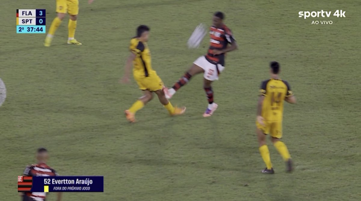 ClesioCmj's tweet photo. @futebol_info Praticamente mesmo lance...adivinha em qual foi aplicado cartão vermelho? Arbitragem veste verde. https://t.co/IgKj7OwJEI