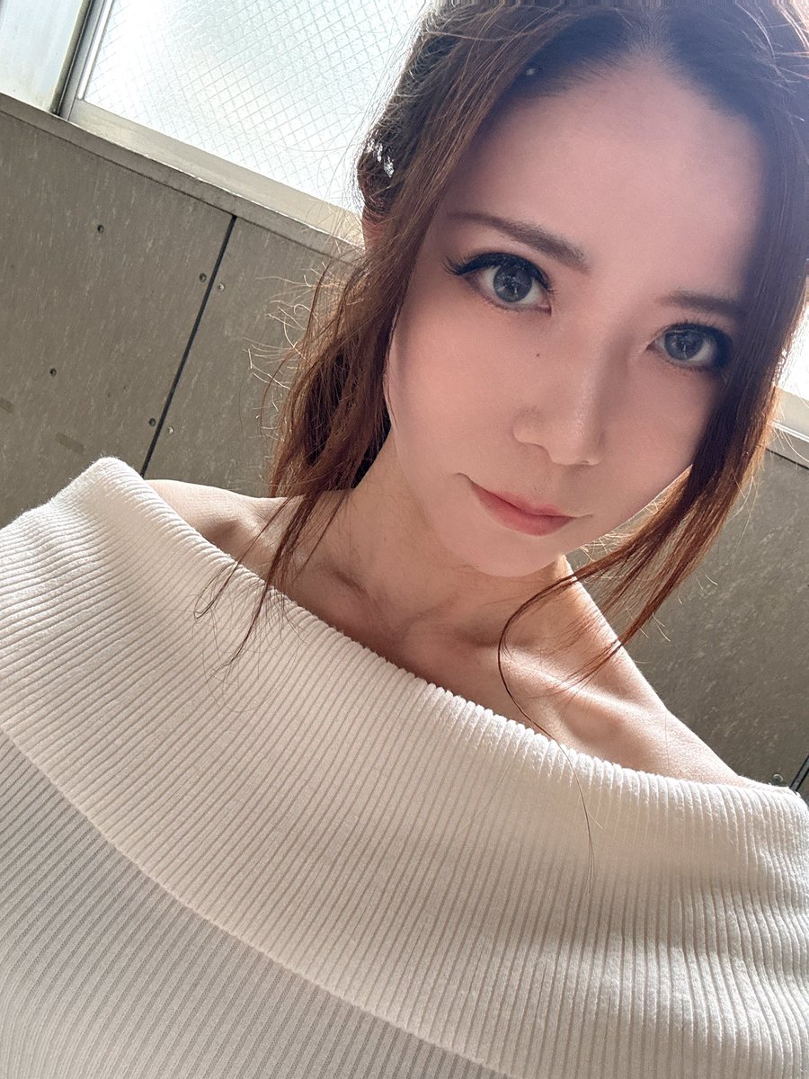 某所へおでかけ

メイクの仕方やらアイシャドウやら何年振りかに変えたんやがなかなかしっくり来ない😕

顔だけめちゃ白くなってもた👻