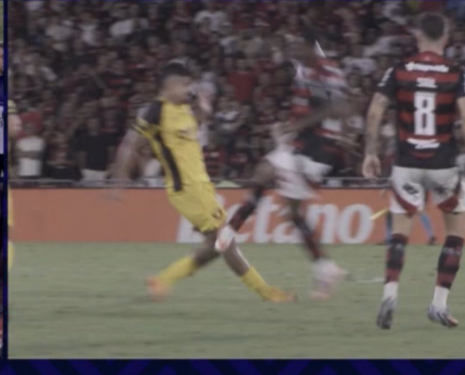 ABSURDO! 
QUAL O CRITÉRIO DA ARBITRAGEM?

Lance IDÊNTICO ao do GUSTAVO GOMEZ, mas adivinhe? 

É um absurdo, a <a href="/CBF_Futebol/">brasil</a> é verde.