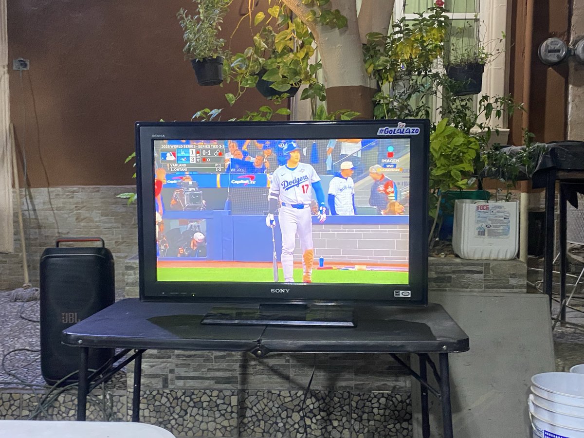 isra_gar's tweet photo. #lacasadelbeisbol  hoy se coronan los Dodgers, saludos desde Torreón Coahuila https://t.co/cOEPFcuutG